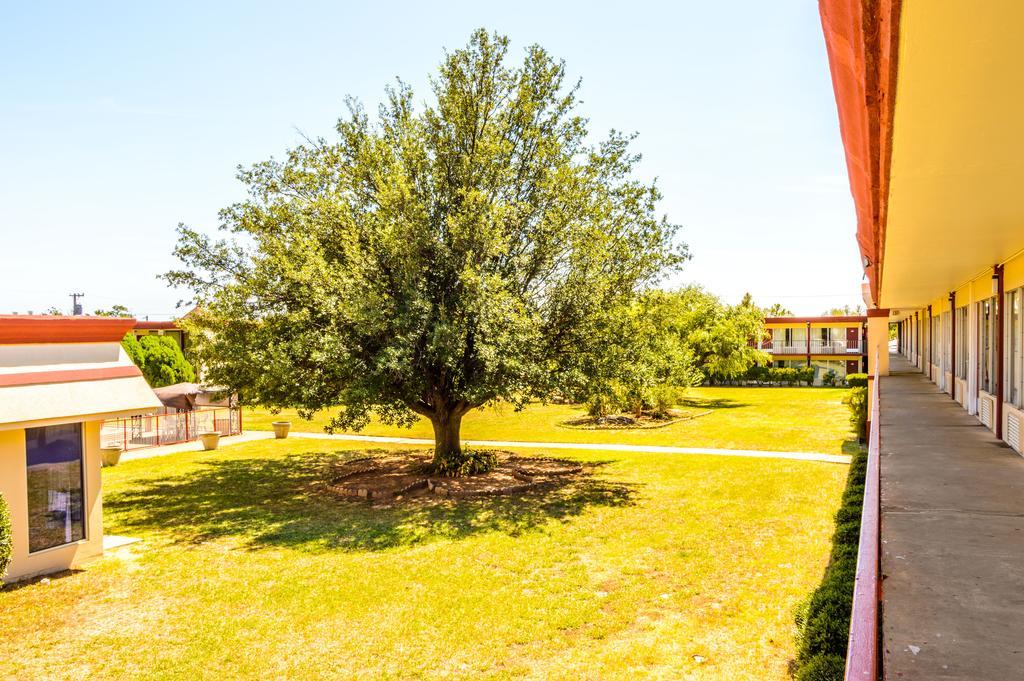 Executive Inn Hotel And Conference Center Lawton Εξωτερικό φωτογραφία